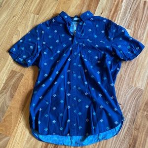 On The Road brand, men’s size M, slim fit short sleeve button down shirt